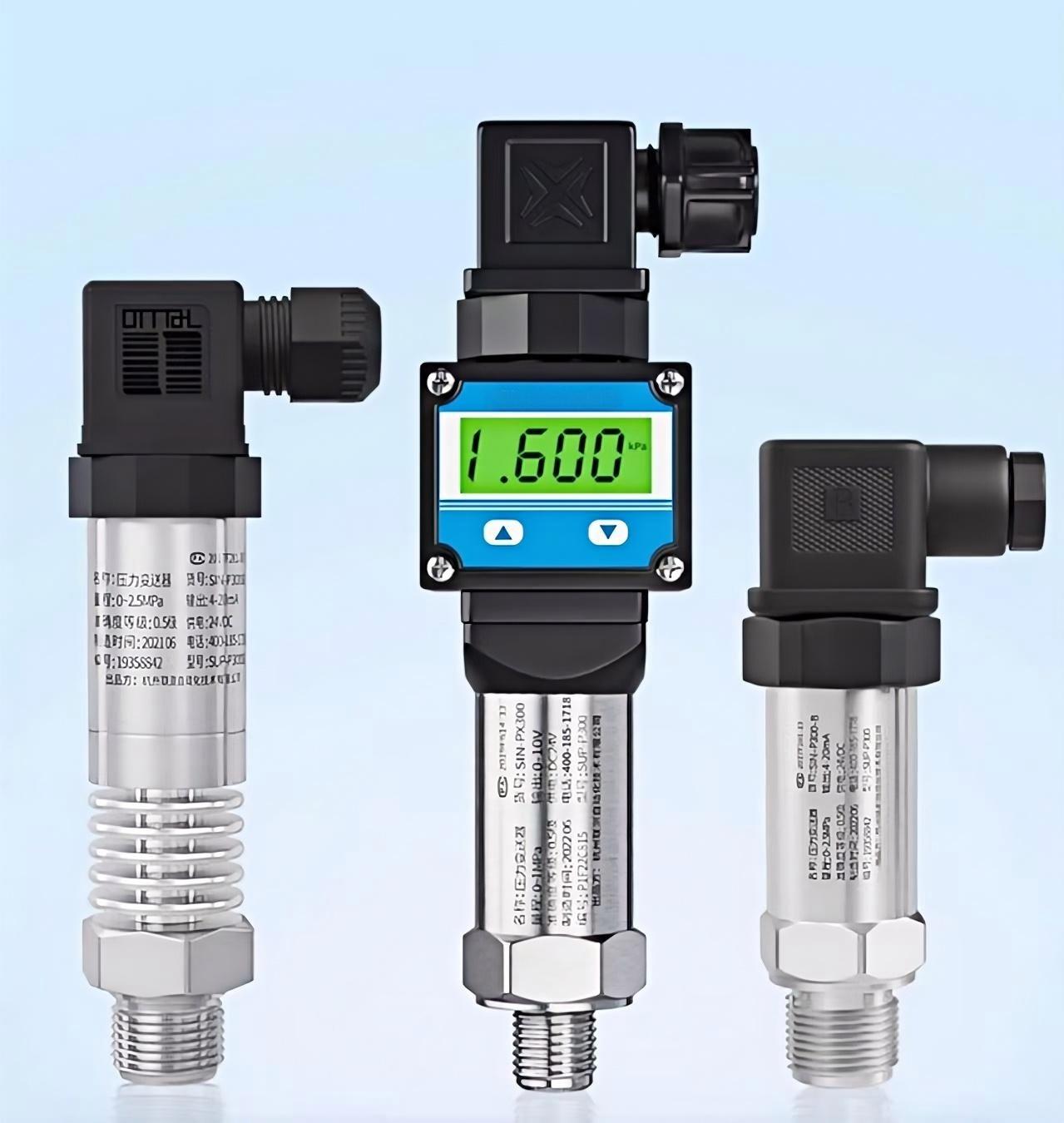 Industrial pressure transmitters with local display